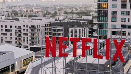 Enseigne Netflix sur le toit du siège du groupe le 7 octobre 2025 à Los Angeles.