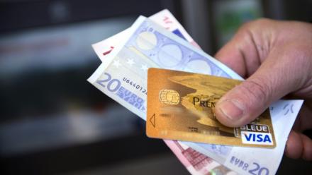 Selon l'association CLCV, les tarifs bancaires ont connu une hausse de 3% en moyenne, en particulier sur les services de base comme les frais de tenue de compte et de cartes bancaires.