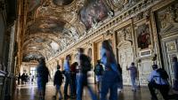 Des visiteurs dans la galerie d'Apollon du musée du Louvre lors de sa réouverture au public, le 22 juillet 2026 à Paris