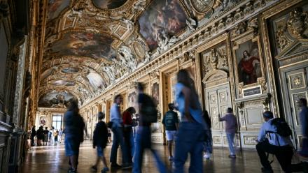 Des visiteurs dans la galerie d'Apollon du musée du Louvre lors de sa réouverture au public, le 22 juillet 2026 à Paris