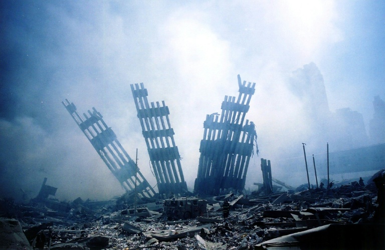 Des ruines du World Trade Center le 11 septembre 2001 à New York.