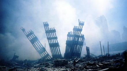 Des ruines du World Trade Center le 11 septembre 2001 à New York.