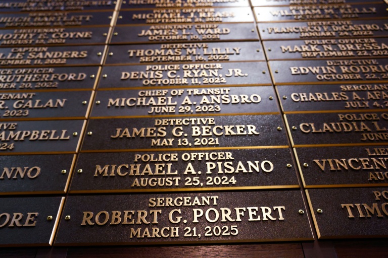 Détail du mur commémoratif du NYPD qui rend hommage aux policiers morts dans l'exercice de leurs fonctions le 11 septembre 2001 ou des suites attentats. Photo prise le 9 septembre 2026.