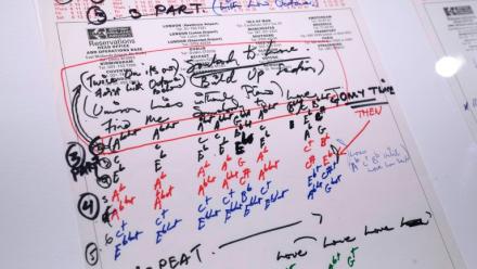 Des manuscrits de Freddie Mercury jamais présentés au public, exposés à New York, le 1er juin 2023, avant leur vente aux enchères chez Sotheby's à Londres en septembre