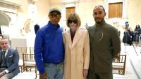 L'artiste Pharrell Williams (à gauche) et le pilote de F1 Lewis Hamilton (à droite) entourent la rédactrice en chef du magazine Vogue Anna Wintour lors d'une conférence de presse au Metropolitan Museum de New York, à New York, le 9 octobre 2024 