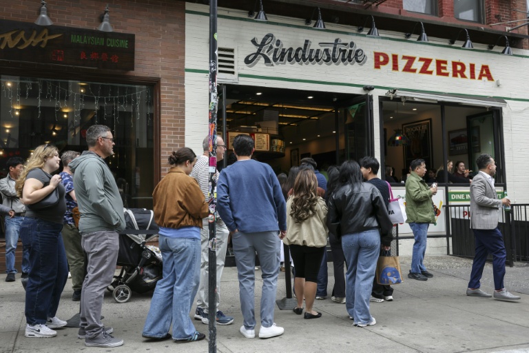 File d'attente devant L'industrie Pizzeria à New York le 15 mai 2026
