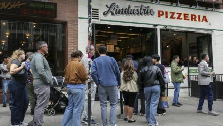 File d'attente devant L'industrie Pizzeria à New York le 15 mai 2026