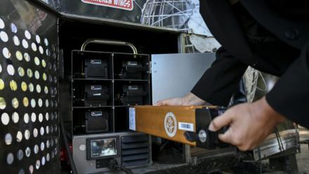 Le food truck de William Arevalo, alimenté par des batteries électriques, dans un parc de l'arrondissement du Queens à New York, le 23 juillet 2026
