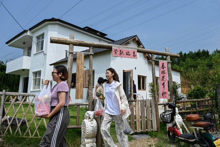 Chen Yani (c), fondatrice du lieu 