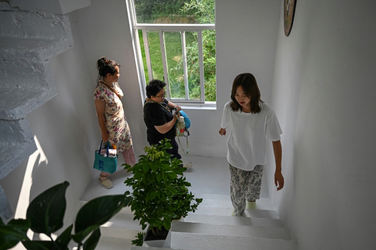 Chen Yani (d), fondatrice du gîte rural 