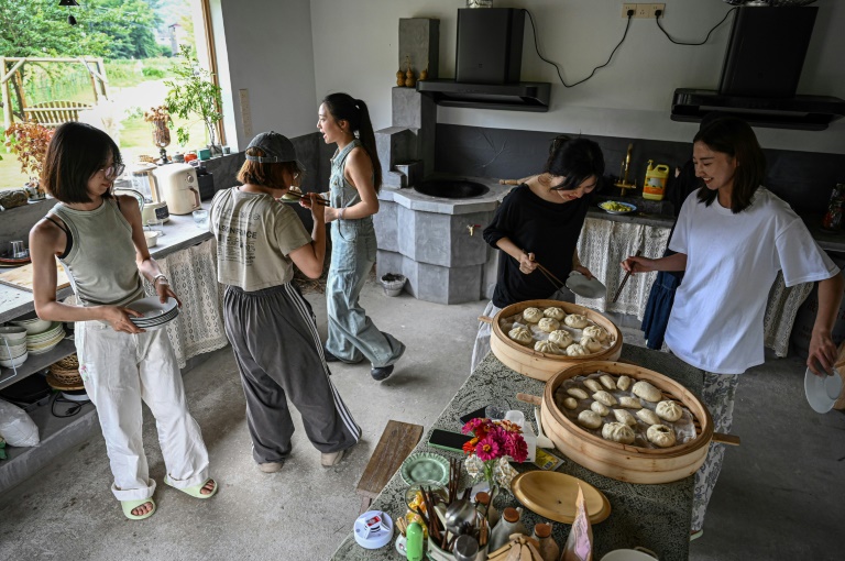 Chen Yani (d), fondatrice du lieu 