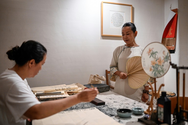 Yang Yun (d), fondatrice de l'espace de cohabitation pour femmes 