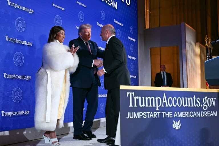 Le président américain Donald Trump (au centre), aux côtés de la rappeuse Nicki Minaj (à gauche), durant un événement consacré au lancement de 