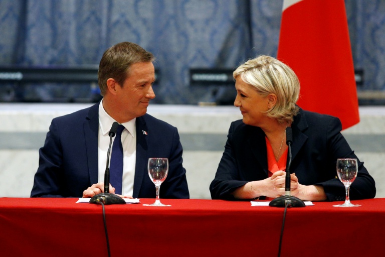 L'ancien candidat souverainiste à la présidentielle Nicolas Dupont-Aignan (g) et Marine Le Pen, candidate du FN, dans les locaux du parti frontiste à Paris, le 29 avril 2017