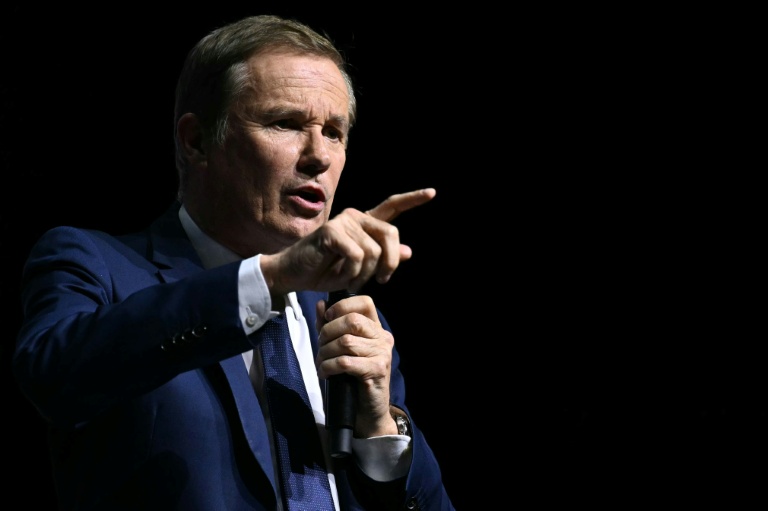 L'homme politique français Nicolas Dupont-Aignan tient un discours lors du 