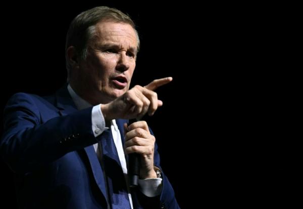 L'homme politique français Nicolas Dupont-Aignan tient un discours lors du "sommet des libertés" au Casino de Paris, le 24 juin 2025