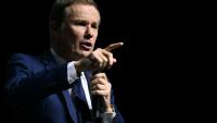 L'homme politique français Nicolas Dupont-Aignan tient un discours lors du "sommet des libertés" au Casino de Paris, le 24 juin 2025