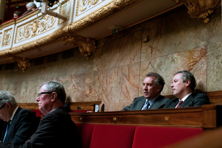 Les candidats à l'élection présidentielle François Bayrou (2e à d) et Nicolas Dupont-Aignan (d) sur les bancs de l'Assemblée nationale à Paris lors de questions au gouvernement, le 14 février 2012