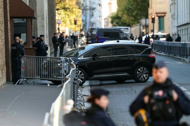 L'ancien président Nicolas Sarkozy arrive à bord d'un véhicule de police à la prison de La Santé pour y être incarcéré, le 21 octobre 2025 à Paris