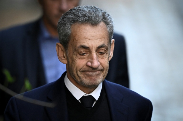 L'ancien président Nicolas Sarkozy quitte sa résidence pour se présenter à la prison de La Santé, le 21 octobre 2025 à Paris