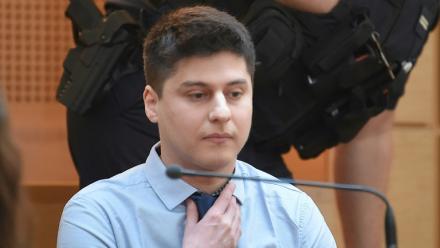 Le Chilien Nicolas Zepeda s'installe dans le box lors de son procès en première instance devant la cour d'assises du Doubs, le 29 mars 2022 à Besançon