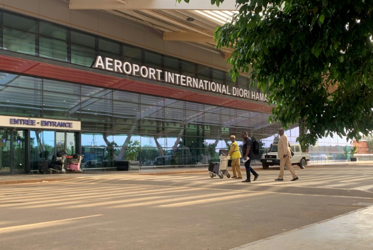 Des passagers arrivent à l’aéroport international Diori Hamani de Niamey le 22 septembre 2023