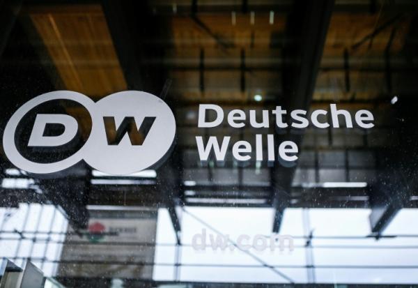 Le logo de la radio allemande Deutsche Welle à Bonn, le 8 février 2022
