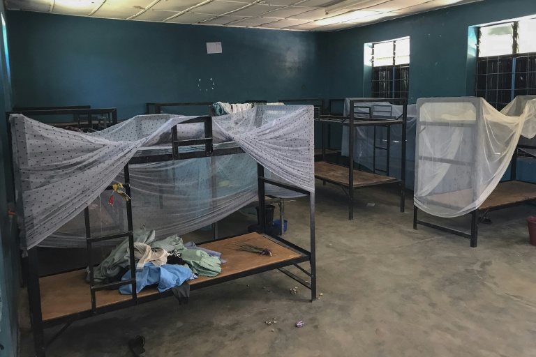 Des lits et des vêtements abandonnés dans un dortoir de l'école catholique Sainte Mary, à Papiri, dans l'ouest du Nigeria, le 23 novembre 2025, quelques jours après l'enlèvement de plus de 300 élèves et enseignants