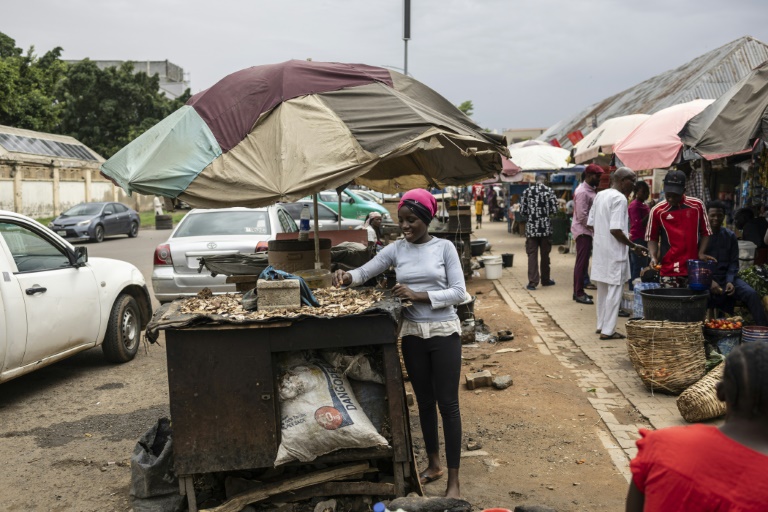 Une vendeuse de rue sur un marché de la capitale nigériane Abuja, le 20 mai 2025