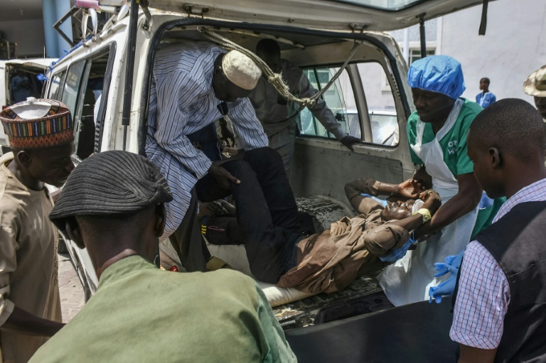 Une victime d'attentat suicide arrive à l'hôpital de  Maiduguri, dans le nord-est du Nigeria, le 29 juin 2024