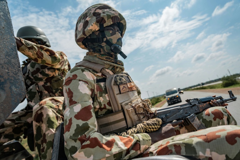 Un soldat nigérian à l'arrière d'un véhicule d'escorte militaire sur l'autoroute reliant Maiduguri à Damaturu, au Nigeria, le 31 juillet 2026.