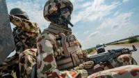 Un soldat nigérian à l'arrière d'un véhicule d'escorte militaire sur l'autoroute reliant Maiduguri à Damaturu, au Nigeria, le 31 juillet 2026.