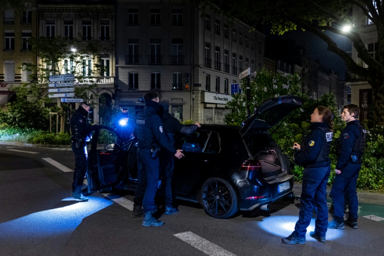Des policiers procèdent à un contrôle routier nocturne à Lille, le 25 avril 2026