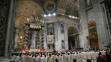 Le pape Léon XIV célèbre la messe de Noël le 24 décembre 2025 dans la basilique Saint-Pierre au Vatican