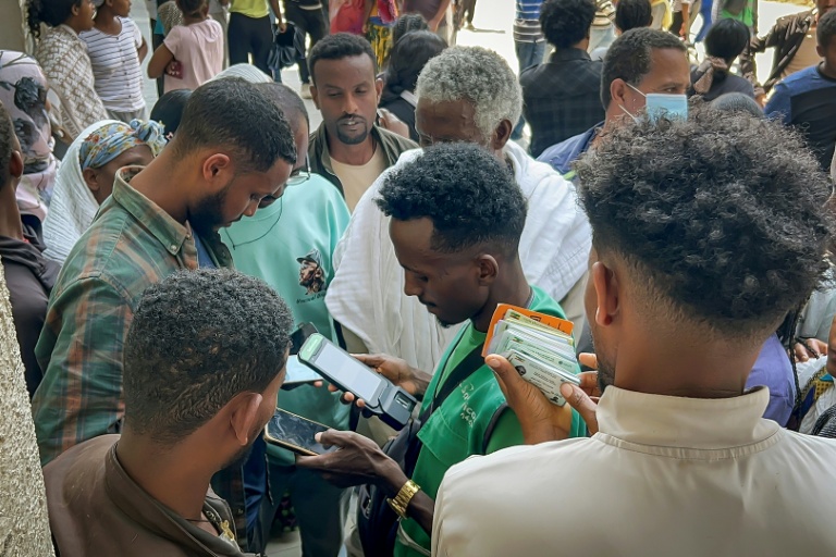 Des habitants de Mekele, capitale de l'Etat régional du Tigré, en Ethiopie, achètent des cartes SIM supplémentaires pour parer à des perturbations des réseaux télécoms, le 25 septembre 2026