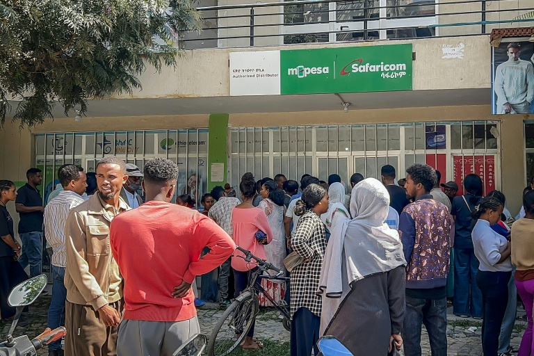 Des habitants de Mekele (nord de l'Ethiopie) font la queue pour acheter des cartes SIM dans une boutique de téléphonie, alors que les réseaux de télécommunications et internet sont perturbés, le 25 septembre 2026