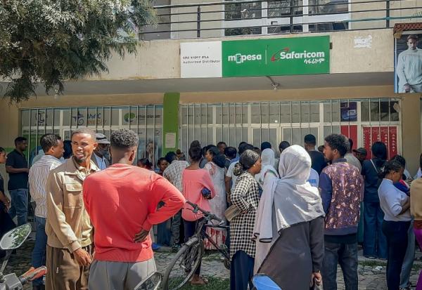 Des habitants de Mekele (nord de l'Ethiopie) font la queue pour acheter des cartes SIM dans une boutique de téléphonie, alors que les réseaux de télécommunications et internet sont perturbés, le 25 septembre 2026