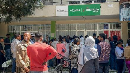 Des habitants de Mekele (nord de l'Ethiopie) font la queue pour acheter des cartes SIM dans une boutique de téléphonie, alors que les réseaux de télécommunications et internet sont perturbés, le 25 septembre 2026