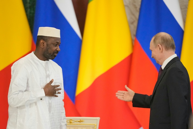 Le président russe Vladimir Poutine et le chef de la junte malienne Assimi Goïta lors d'une cérémonie officielle à Moscou le 23 juin 2025