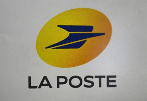 Près de 200 personnes dont des représentants d'ONG, de syndicats, d'associations et de collectifs d'agents publics se sont réunies samedi dans une petite commune de Normandie contre la fermeture d'un bureau de poste