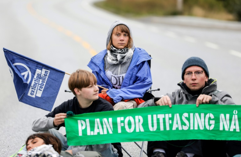 La militante suédoise Greta Thunberg (c) et des militants du groupe Extinction Rebellion participent à une manifestation à la raffinerie de pétrole d'Equinor à Mongstad, au nord de Bergen, en Norvège, le 18 août 2025