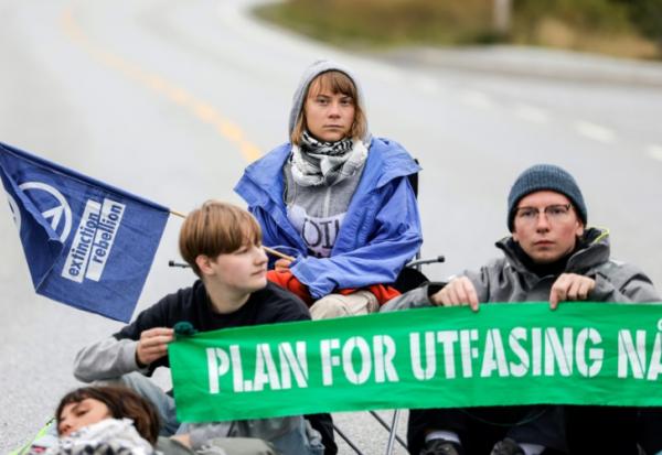 La militante suédoise Greta Thunberg (c) et des militants du groupe Extinction Rebellion participent à une manifestation à la raffinerie de pétrole d'Equinor à Mongstad, au nord de Bergen, en Norvège, le 18 août 2025