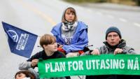 La militante suédoise Greta Thunberg (c) et des militants du groupe Extinction Rebellion participent à une manifestation à la raffinerie de pétrole d'Equinor à Mongstad, au nord de Bergen, en Norvège, le 18 août 2025