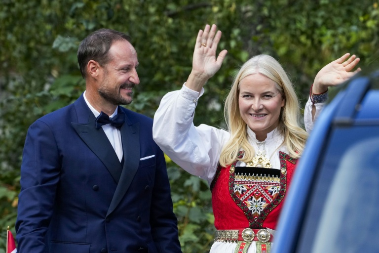 Le prince héritier Haakon et la princesse héritière Mette-Marit photographiés à l'hôtel Union sur Vinjevollen, à Geiranger, après la cérémonie de mariage de la princesse Märtha Louise et de Durek Verrett, le 31 août 2024.