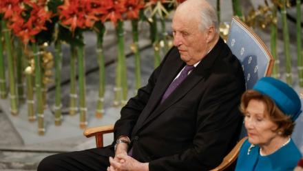 Le roi Harald V de Norvège et la reine Sonja de Norvège photographiés lors de la remise du prix Nobel de la paix 2024 à l'hôtel de ville d'Oslo, le 10 décembre 2024.