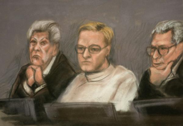 Croquis d'audience de  Marius Borg Hoiby (c) entouré de ses avocats Ellen Holager Andenaes et Petar Sekulic, mardi lors de la première audience de son procès à Oslo, le 3 février 2026
