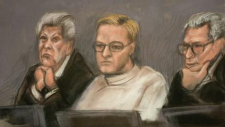 Croquis d'audience de  Marius Borg Hoiby (c) entouré de ses avocats Ellen Holager Andenaes et Petar Sekulic, mardi lors de la première audience de son procès à Oslo, le 3 février 2026
