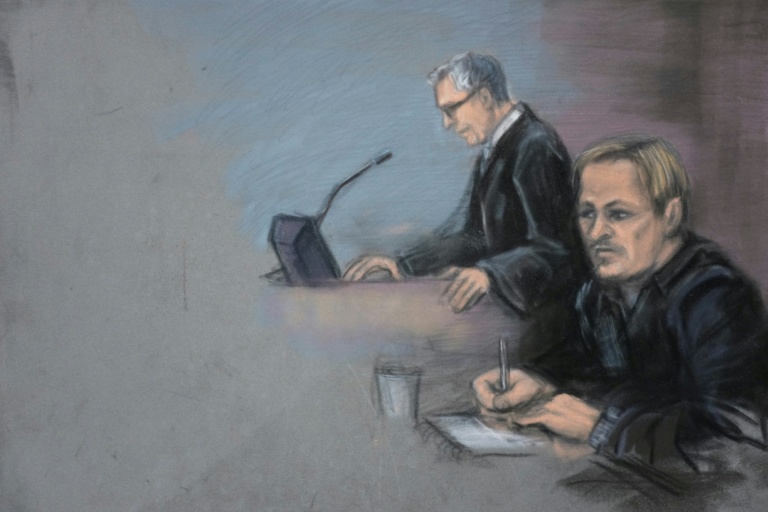 Croquis d'audience montrant Marius Borg Hoiby (d), fils de la princesse héritière norvégienne Mette-Marit, et son avocat Petar Sekulic lors de son procès au tribunal de district d'Oslo, en Norvège, le 19 mars 2026