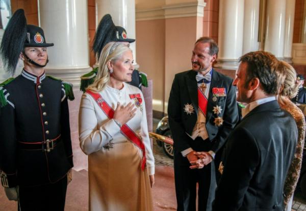 La princesse norvégienne Mette-Marit accueille Emmanuel et Brigitte Macron au Palais Royal à Oslo le 23 juin 2025