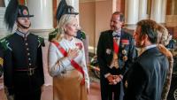 La princesse norvégienne Mette-Marit accueille Emmanuel et Brigitte Macron au Palais Royal à Oslo le 23 juin 2025